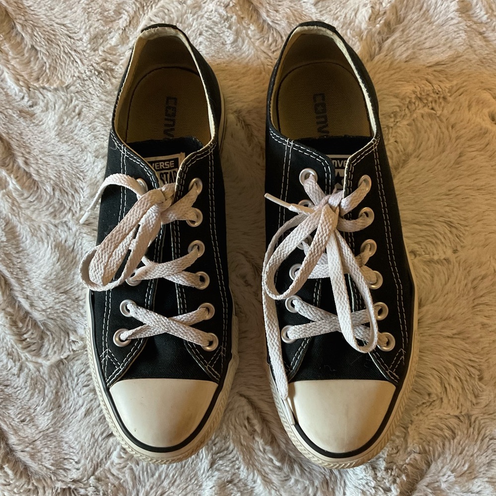 Converse Chuck Taylor All Star Low Top Sneakers Size 8 Women/ 6 Men